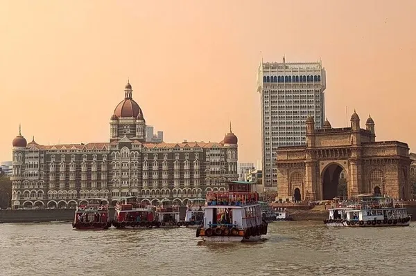 Mumbai's Must-Sees: A Private Tour of Culture, Slums & Lunchbox Logistics!