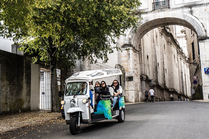 Lisbon Tuk Tuk Tour: Private Sightseeing Adventure