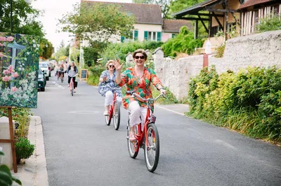 Discover Monet's World: Giverny Bike & Garden Tour with Parisian Charm