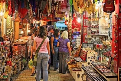 Unveiling Agra's Treasures: A Shopper's Paradise with Expert Local Guidance