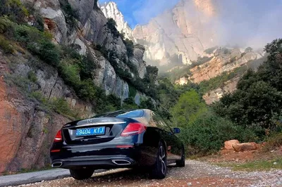 Luxury Private Transfer: Barcelona to Montserrat's Majestic Heights