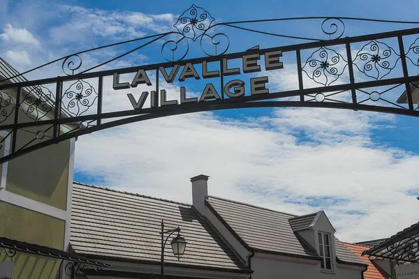 Paris: Private La Vallée Village Shopping Tour with Discounts