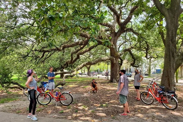Discover New Orleans' Hidden Gems: Garden District & Cemetery Bike Tour!