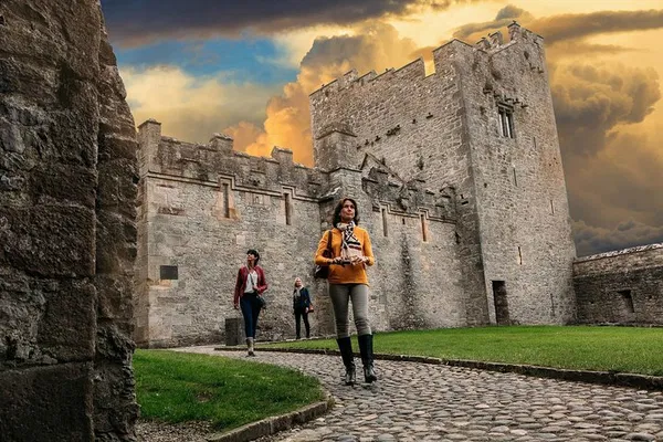 Uncover Ireland's Gems: Cork, Cahir & Cashel - A Spanish-Guided Adventure