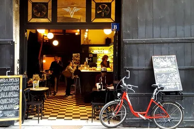 Barcelona Bike & Tapas Tour: Pedal Through History & Flavor