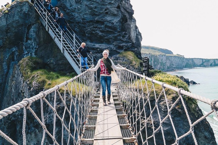 Giant's Causeway Day Tour: Luxury Ride from Belfast