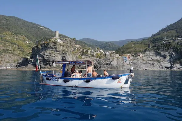 Cinque Terre Dream: Morning Boat Tour with Brunch & Breathtaking Views