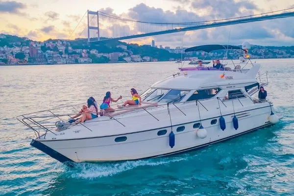 Luxury Bosphorus Cruise: Private Yacht Experience in Istanbul