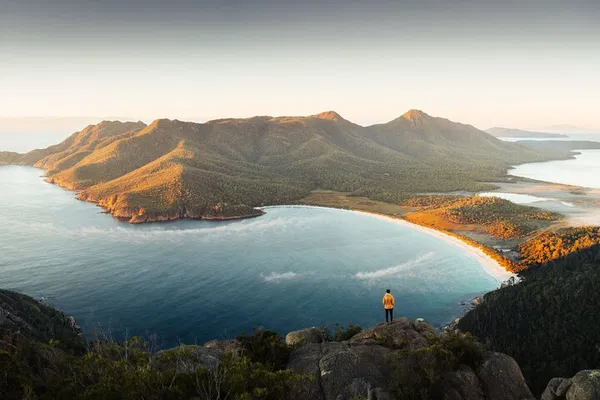 Wineglass Bay Tour: Hike, Swim & Seafood Day Trip!