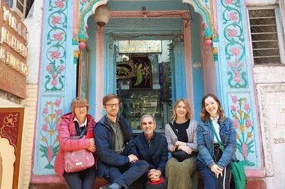 Unveiling Delhi's Contrasts: A Sightseeing & Slum Immersion