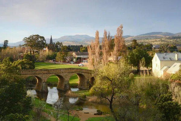 Richmond & Wine Tour: Taste Tasmania's Best!