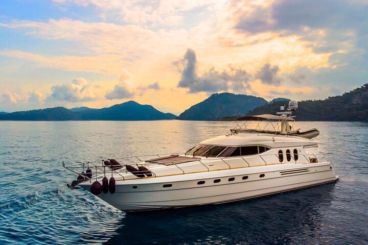Bosphorus Bliss: Private Yacht Cruise for Unforgettable Memories