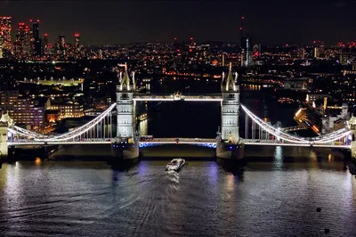 London's Illuminated River: A Dazzling Nighttime Spectacle!