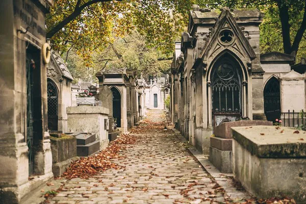 Père Lachaise Cemetery: Paris Famous Graves Guided Tour