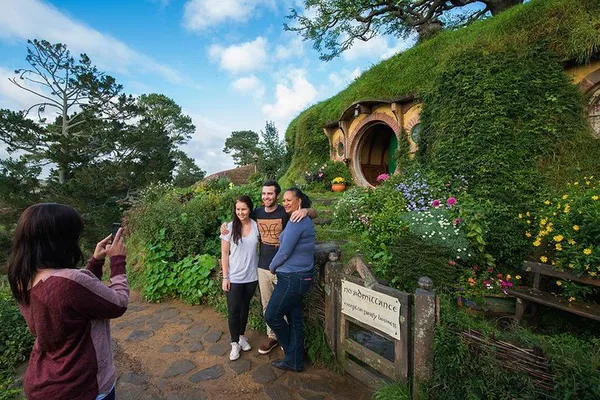 Hobbiton & Waitomo Caves: Auckland Small Group Tour
