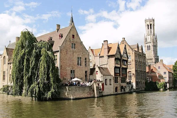 Bruges Historical Walking Tour: Pralines & Local Stories