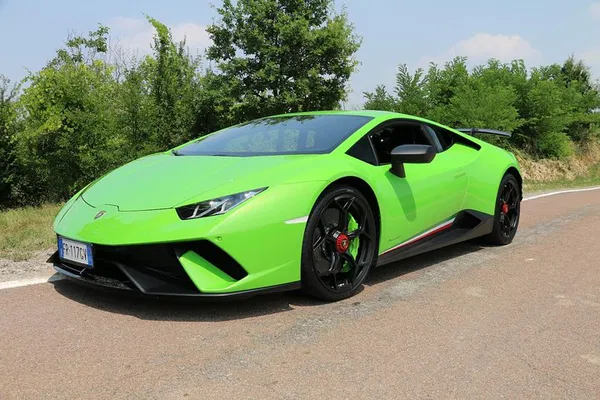 Unleash Your Inner Speed Demon: Lamborghini Huracan Driving in Maranello!