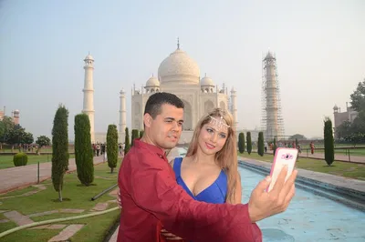 Taj Mahal & Agra Fort: A Super-Fast Train Adventure from Delhi