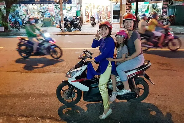 Enchanting Hoi An Lantern Cruise: A Cultural & Culinary Delight!