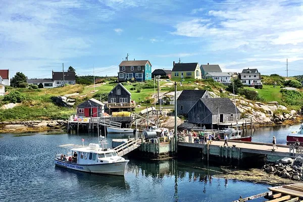 Halifax: Peggy's Cove & Lunenburg Private Tour