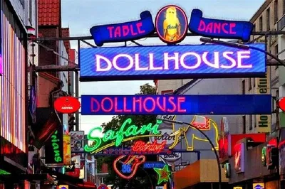 Reeperbahn Nightwalk: Explore St. Pauli's Dark History & Hidden Gems