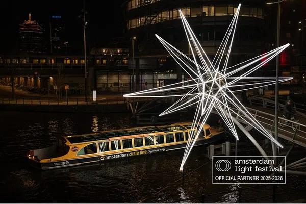 Amsterdam Light Festival Cruise: Unlimited Drinks & German Audio