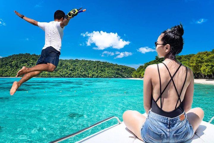 Sunrise Serenity: Beat the Crowds on an Early Bird Phi Phi Islands Tour