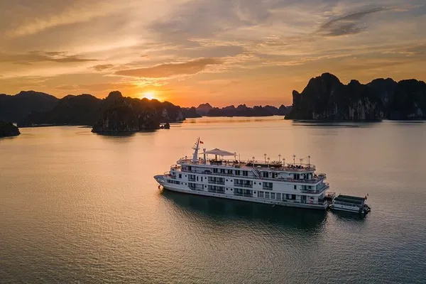 Paradise Elegance Cruise: Unveiling Halong Bay's Luxury & Beauty