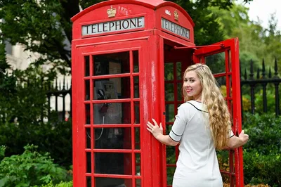 London's Iconic Backdrops: A Personalized Photoshoot Adventure