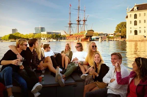 Amsterdam Canal Cruise: Drinks, Snacks & History!