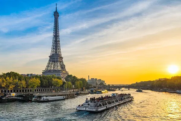 Paris Evening Lights: 1-Hour Seine River Cruise