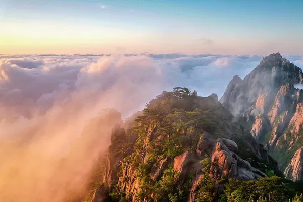 Huangshan & Tangmo: 2-Day Private Cultural & Cinematic Escape from Shanghai