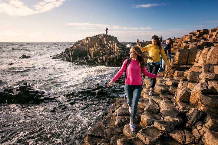 Giant's Causeway Tour: Luxury Bus & Castle Views