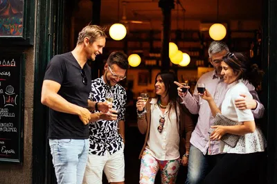 Madrid: Private Drinks & Bites Nightlife Tour with Local