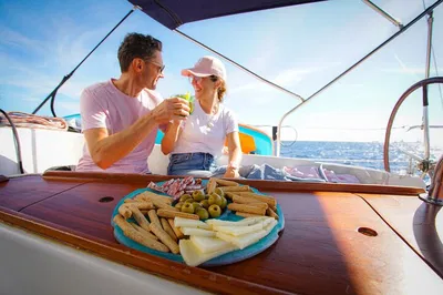 Barcelona Sailing: Tapas, Drinks & Coastal Views!