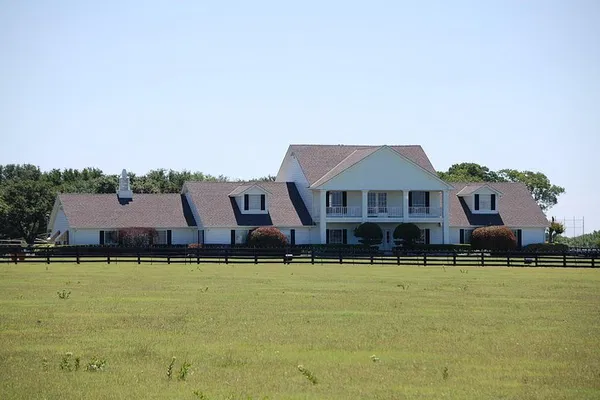 Dallas & Southfork: Unveiling History and Ranch Life in One Tour!