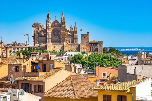 Uncover Palma's Treasures: A Guided Walking Tour Through History
