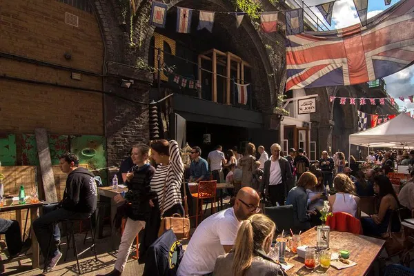 London Gin Safari: Cycle Through History with a Spirited Twist