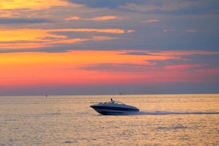 Krabi's 7 Islands Sunset Snorkel: BBQ, Bioluminescence & Speedboat Bliss!