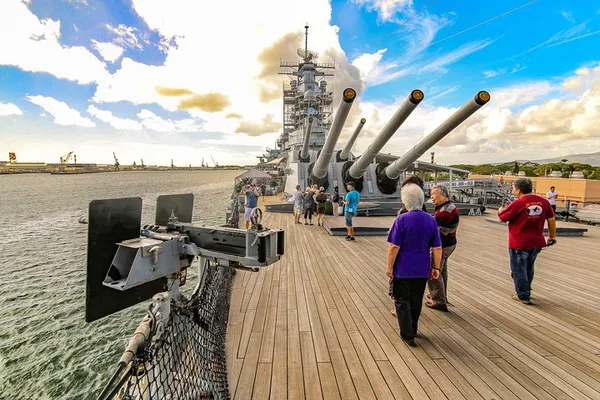 Pearl Harbor Tour: USS Arizona & Missouri from Waikiki