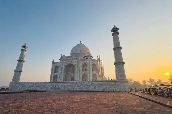 Witness the Majestic Taj Mahal: A Private Sunrise Tour from Delhi