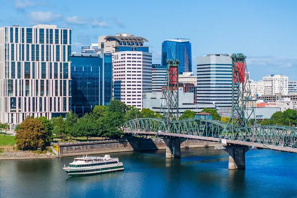 Portland's Willamette River Lunch Cruise: Savor Views & Flavors!