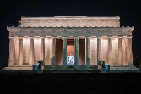 DC Monuments Night Tour: See Icons Sparkle!