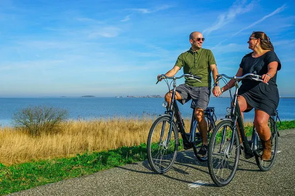 Volendam Bike Adventure: Pedal Through Amsterdam's Countryside!
