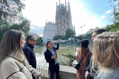 Sagrada Familia & Park Güell Tour: Tapas & Transport