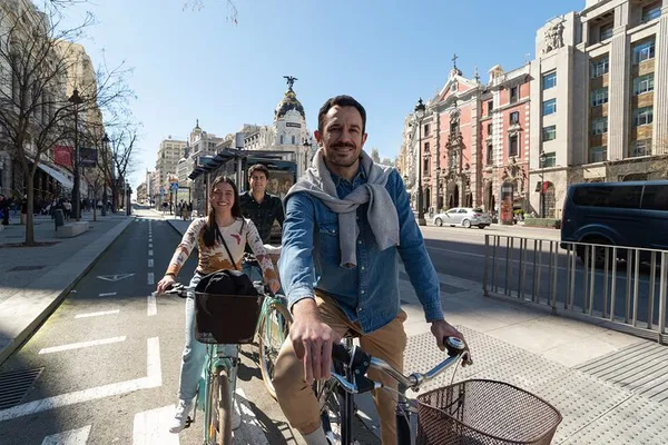 Madrid Bike Tour & Photo Shoot: Small Group Adventure