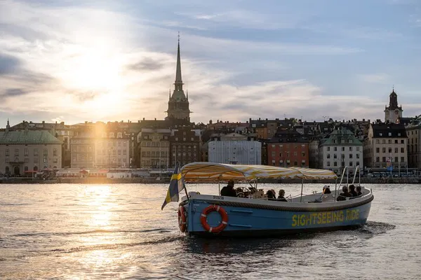 Stockholm Open Boat Tour: Guided Electric Cruise