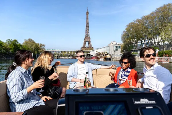 Paris Private Boat Tour: Rosé, Macarons & Seine Views
