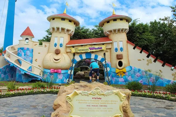 Dream World Bangkok: A Thrilling Day of Rides and Snow!