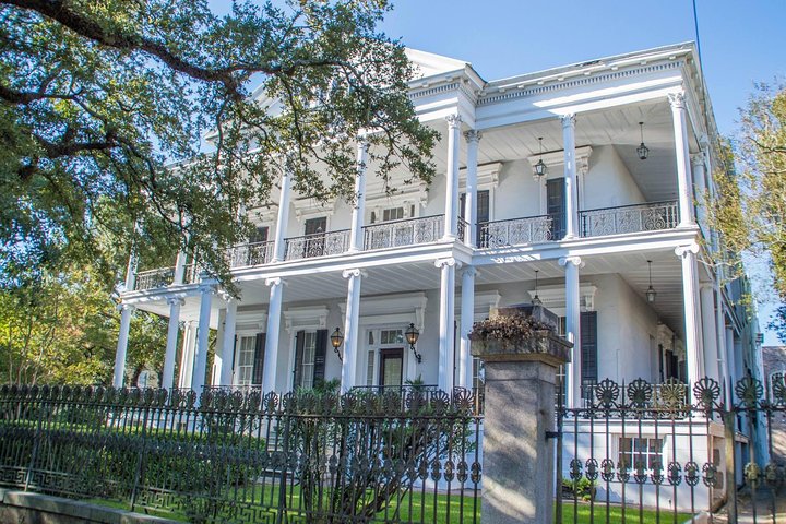 Discover Opulent Mansions: A New Orleans Garden District Walking Tour